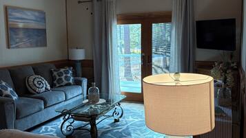 Smart TV, lareira, livros