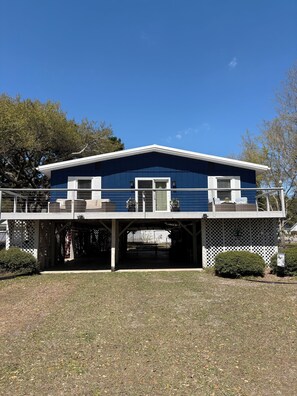 Exterior - NEWLY RENOVATED 2026. Pet-friendly. Walking distance to waterway. Close to shops (Sunset Beach)