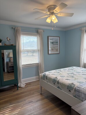 4 bedrooms, iron/ironing board, free WiFi, bed sheets - NEWLY RENOVATED 2026. Pet-friendly. Walking distance to waterway. Close to shops (Sunset Beach)