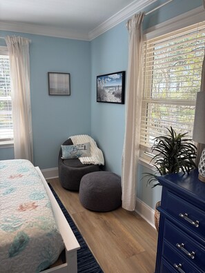 4 bedrooms, iron/ironing board, free WiFi, bed sheets - NEWLY RENOVATED 2026. Pet-friendly. Walking distance to waterway. Close to shops (Sunset Beach)