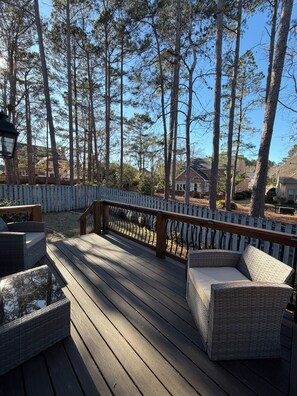 Terrace/patio - Abbeys at WestLake , Wonderful 3-bedroom house with AC in charming Martinez. (Martinez)