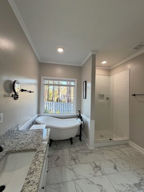 Hair dryer, towels, soap, toilet paper - Abbeys at WestLake , Wonderful 3-bedroom house with AC in charming Martinez. (Martinez)