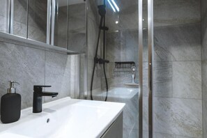 Shower, hair dryer, towels, soap - Alpen Haus Maria/Two-room apartment (Viehhofen)