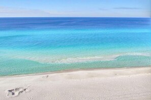 En strand med krystalklart turkis vand og en sandstrand.