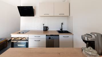 Fridge, oven, stovetop, dishwasher