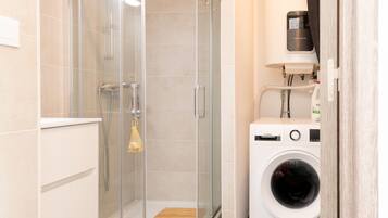 Shower, free toiletries, towels