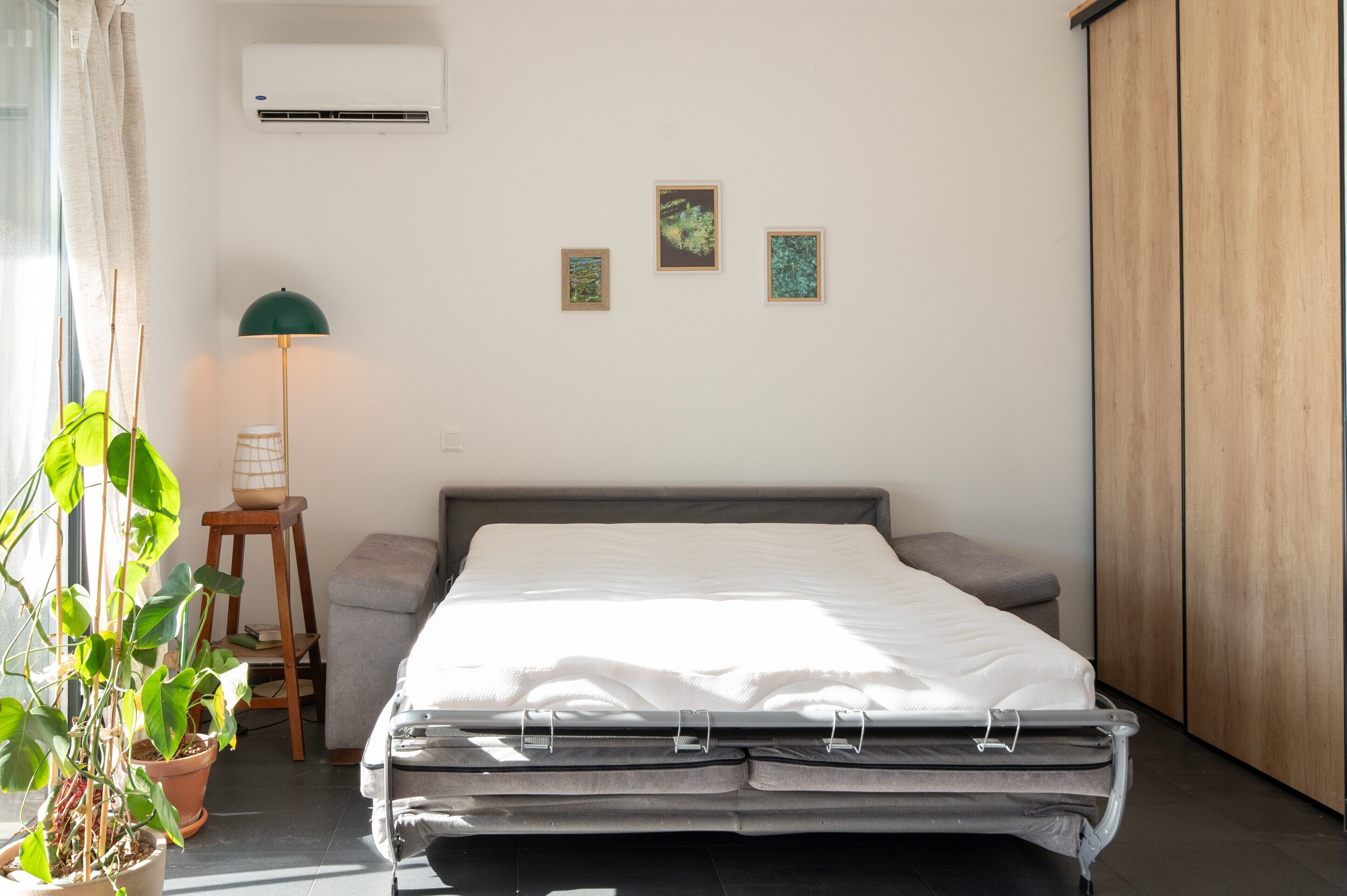 Escritorio, wifi y ropa de cama 
