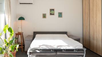 Desk, WiFi, bed sheets