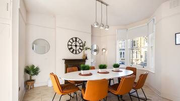 House | 4 bedrooms, desk, Internet