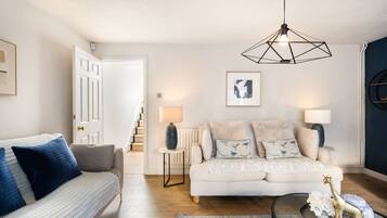 House | 4 bedrooms, desk, Internet