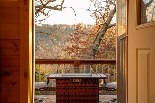 Romantic Couples Cabin with Hot Tub and extras!