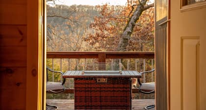 Romantic Couples Cabin with Hot Tub and extras!