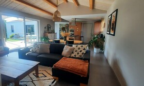 TV, books - 6-person family home between forest and beach (Longeville-sur-Mer)