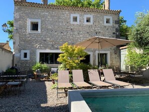 A stone building with a pool, outdoor seating, and a pergola. - Merci Papa Merci Maman (Maussane-les-Alpilles)