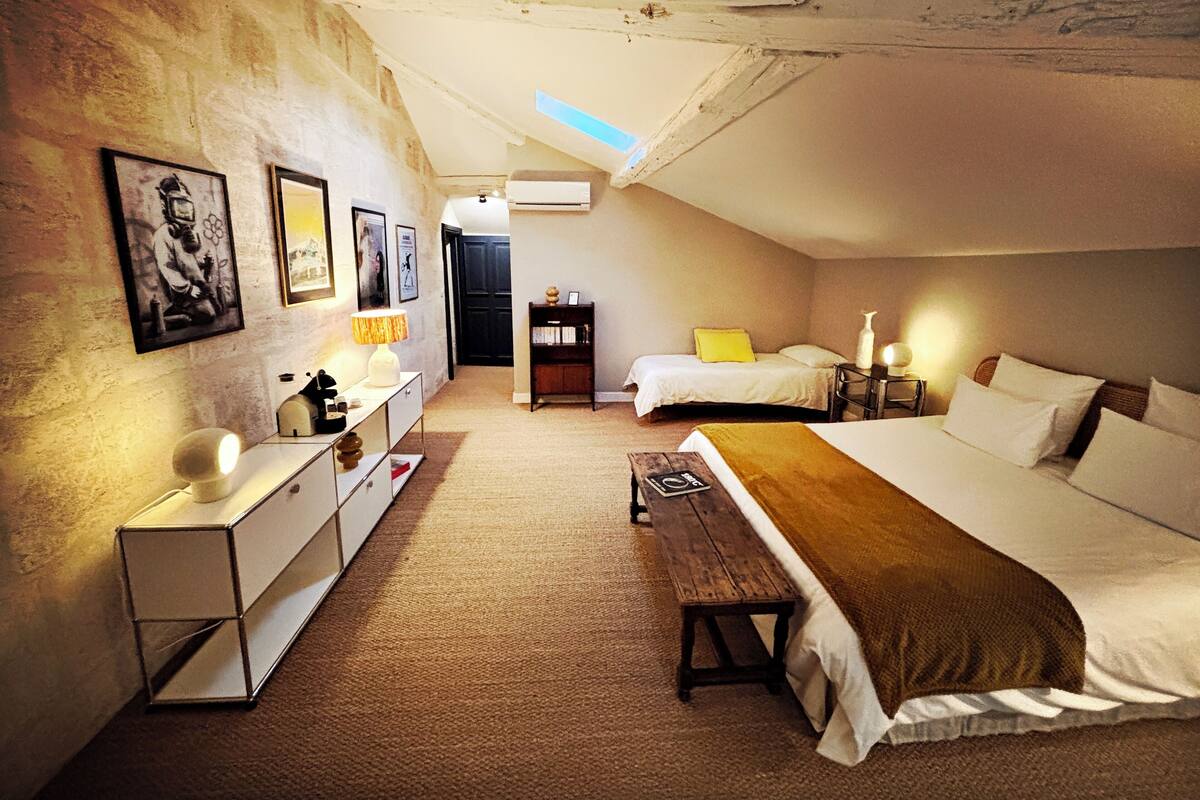 Ein Schlafzimmer mit Schlafgalerie, einem Bett, einem Schreibtisch und einem Stuhl.