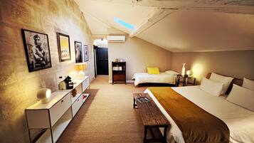 Signature Suite, City View | In-room safe, blackout drapes, soundproofing, free WiFi