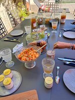 Una mesa servida para una comida, con diferentes platos, bebidas y cubiertos.