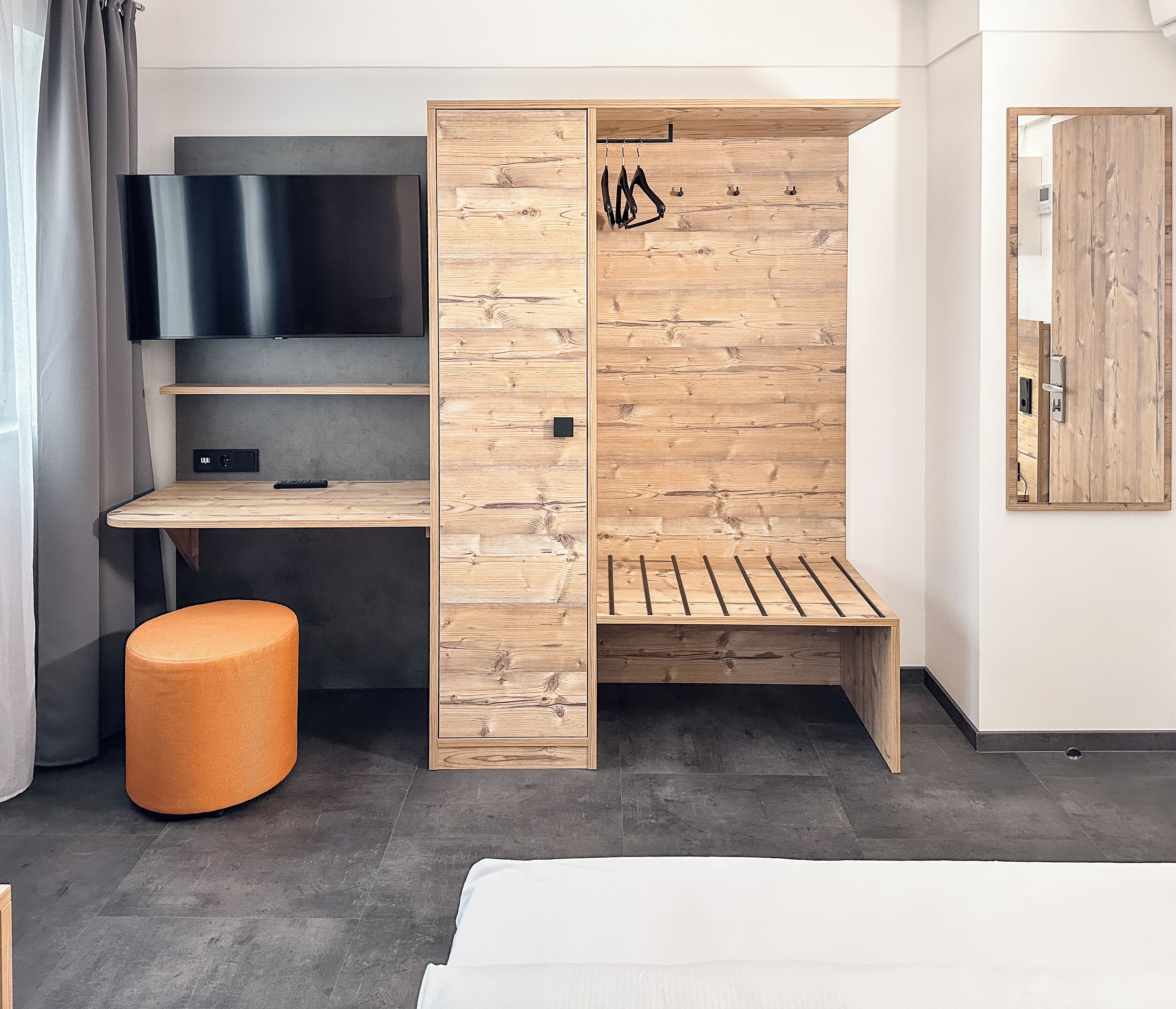 Escritorio, espacio para trabajar con laptop y wifi gratis 