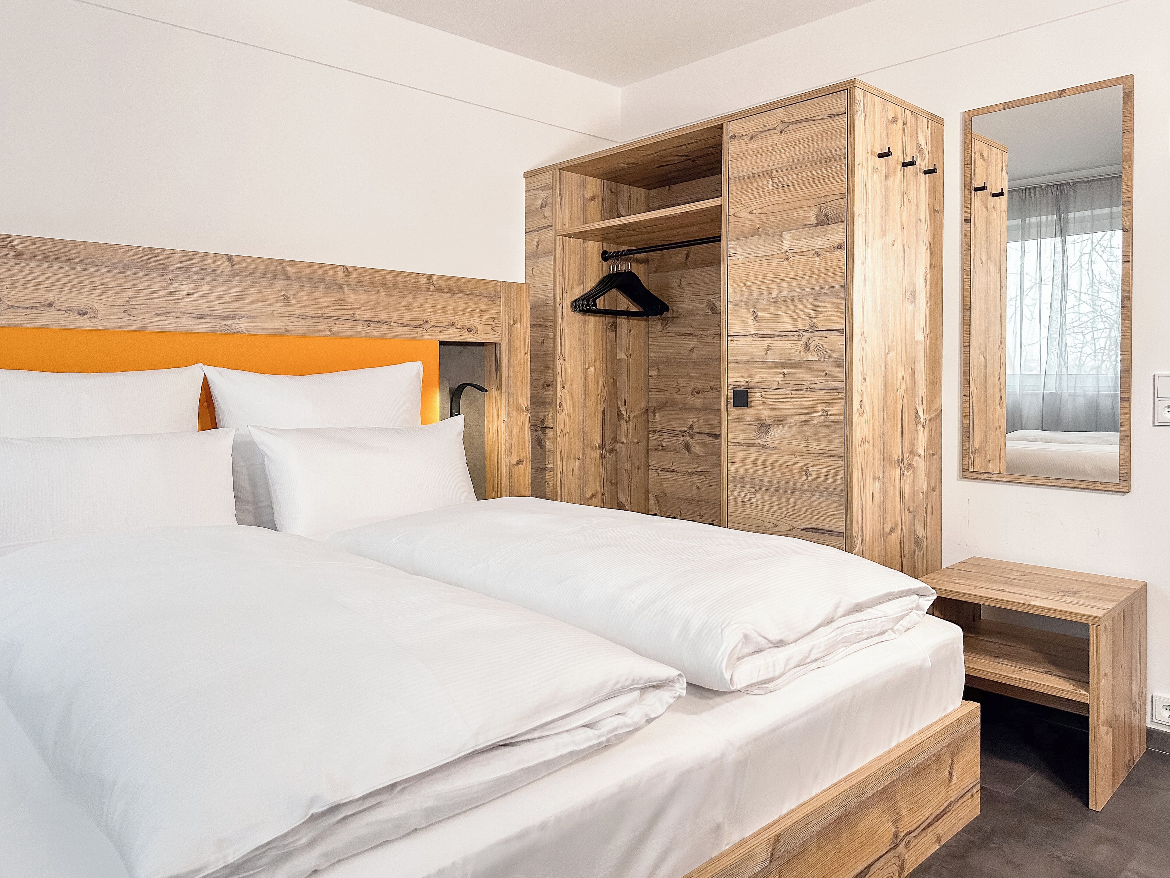 Escritorio, espacio para trabajar con laptop y wifi gratis 