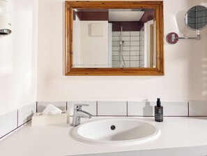 ห้องคอมฟอร์ทดับเบิล | ห้องน้ำ | ฝักบัว, ไดร์เป่าผม, ผ้าเช็ดตัว, สบู่