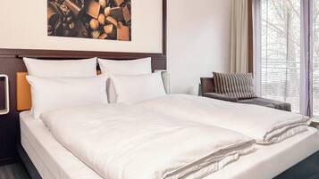 Escritorio, espacio para trabajar con laptop y wifi gratis