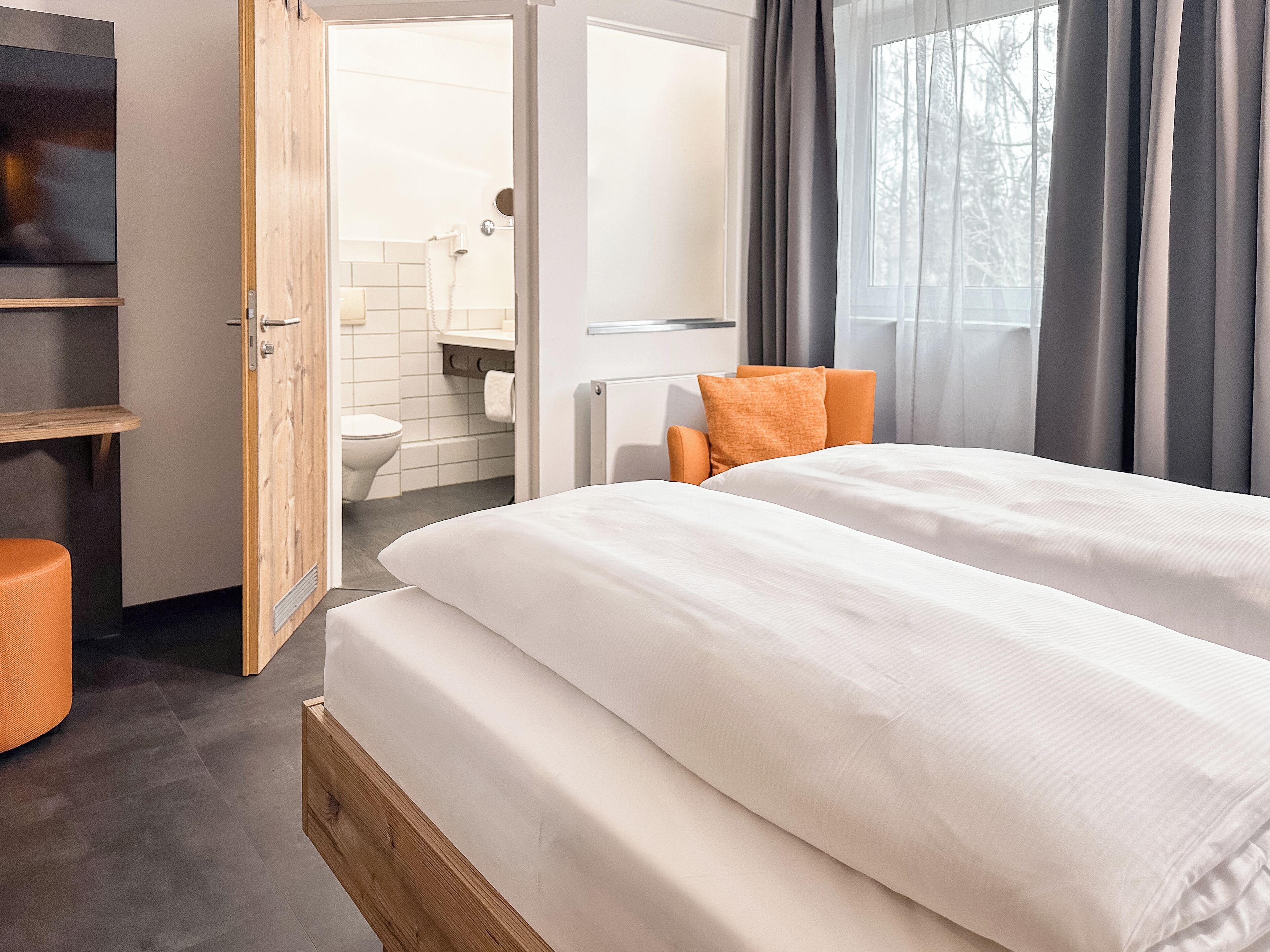 Comfort-Doppelzimmer | Schreibtisch, laptopgeeigneter Arbeitsplatz, kostenloses WLAN