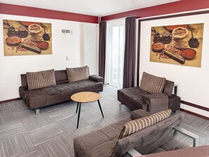 Family Triple Room | Living area - THE GOOD ONE Hotel  (Landshut)