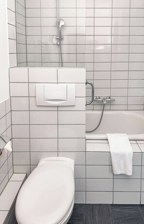 Buồng tắm vòi sen, máy sấy tóc, khăn tắm, xà phòng 