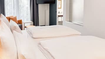 Comfort Double Room | Meja, ruang kerja komputer riba, Wi-fi percuma