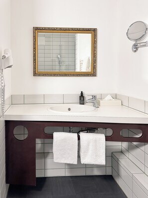 Ducha, secador de pelo, toallas y jabón