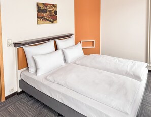 Family Triple Room | Desk, laptop workspace, free WiFi - THE GOOD ONE Hotel  (Landshut)