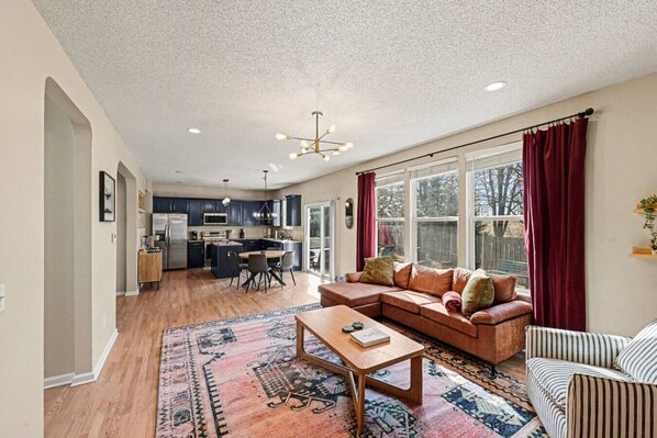 Una televisión, una chimenea