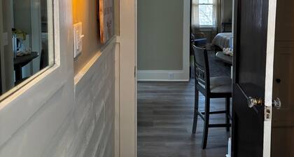 Inn On Holgate Ave, Suite II, Upstairs
Sleeps 4, 1-King Bd, 2-Twin, Kitch &more