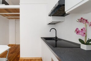 Fridge, dishwasher, toaster - GuestHost - Modern mezzanine studio apartment of 35 m2, ideal for two people, located on the raised ground floor of a typical Milanese building (stairs to access the apartment).The property is located a stone's throw from the M1 Lima stop in a strategi (Milan)