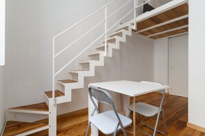 Interior - GuestHost - Modern mezzanine studio apartment of 35 m2, ideal for two people, located on the raised ground floor of a typical Milanese building (stairs to access the apartment).The property is located a stone's throw from the M1 Lima stop in a strategi (Milan)