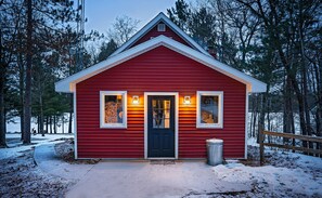 Exterior - Refined Rustic: Designer Cabin for Golf and Fishing (Lewiston)