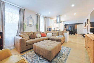 Providence Getaway 3 Bed 2 Bath w/ Parking