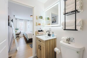 3 habitaciones, escritorio, tabla de planchar con plancha y wifi gratis