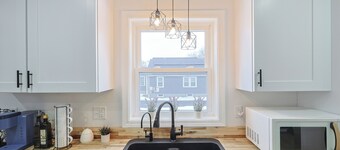 Providence Getaway 3 Bed 2 Bath w/ Parking