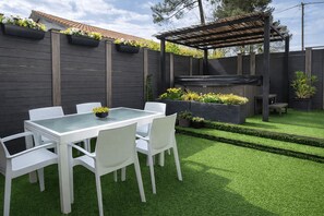 Outdoor dining - Apartment with Jacuzzi and Courtyard in Andernos (Andernos-les-Bains)