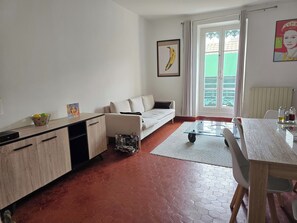 TV - 160m² Bright Flat in Central Nîmes (Nîmes)