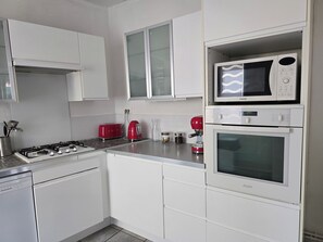 Refrigerador, microondas, horno y lavavajillas 