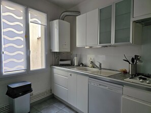 Fridge, microwave, oven, dishwasher - 160m² Bright Flat in Central Nîmes (Nîmes)