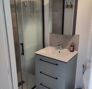 Shower, hair dryer, towels - Bright house with terrace and garden - Caen (Hérouville-Saint-Clair)