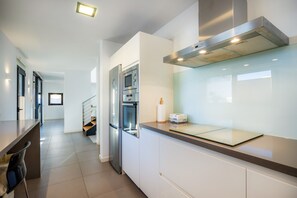 Private kitchen - Holiday Home 'Es Nautic' with Private Terrace, AC and Wi-Fi (Manacor)