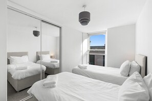 3 bedrooms, iron/ironing board, WiFi, bed sheets - Henry`s Apartment on Commercial Street (Dundee)