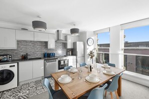 Fridge, microwave, oven, dishwasher - Henry`s Apartment on Commercial Street (Dundee)