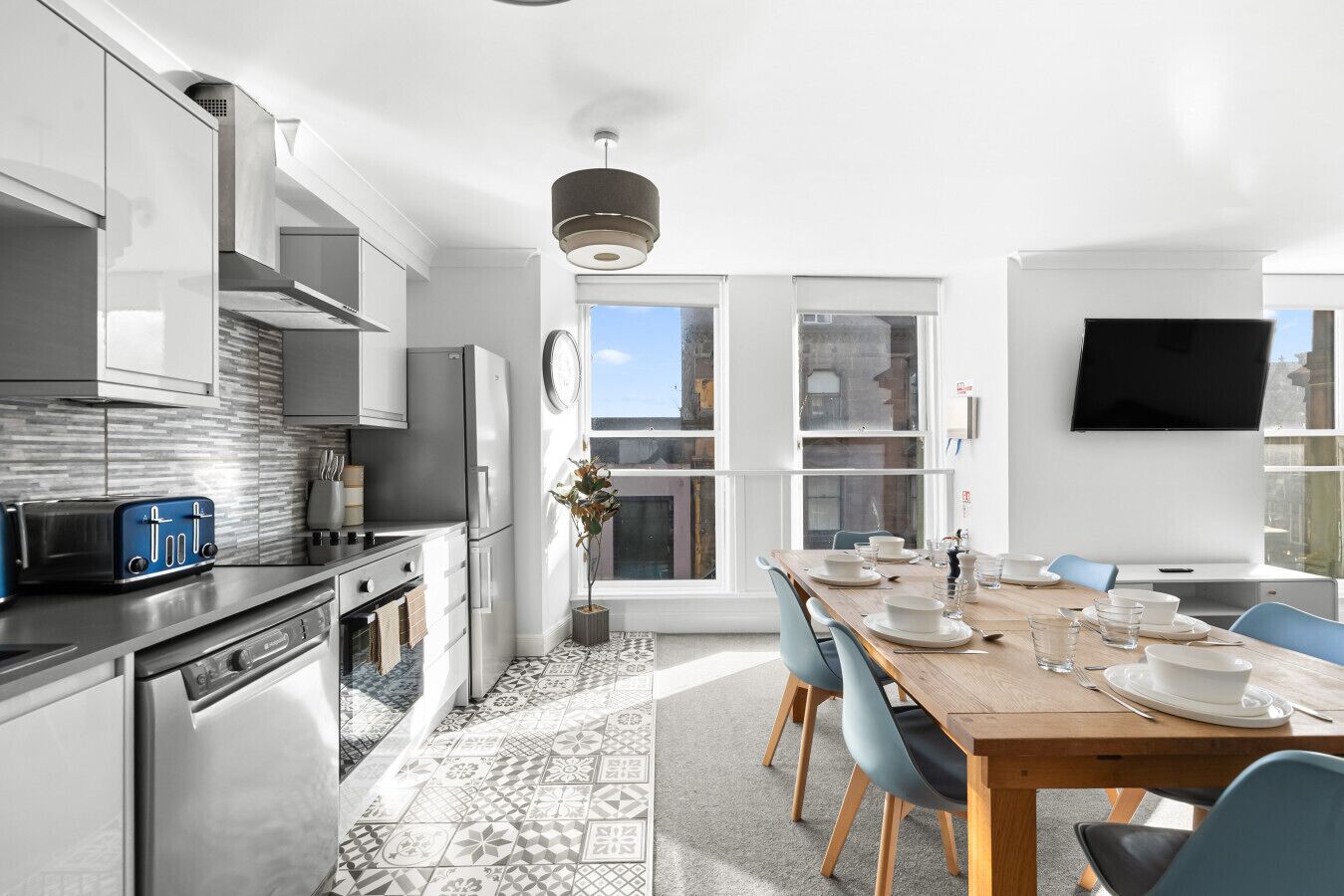 Kühlschrank, Mikrowelle, Ofen, Geschirrspüler