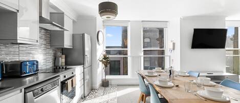 Kühlschrank, Mikrowelle, Ofen, Geschirrspüler