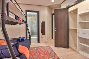 Desk, iron/ironing board, travel cot, WiFi - Unique Montrose Getaway | Pool Table + Roof (Houston)